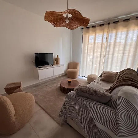 Neuf Avec Jardin 6pers דירה